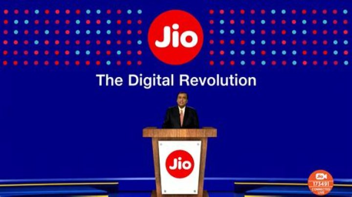 At what time Jio data renews?