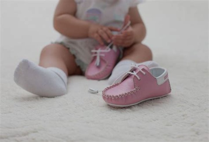 Can babies wear shoes before walking?