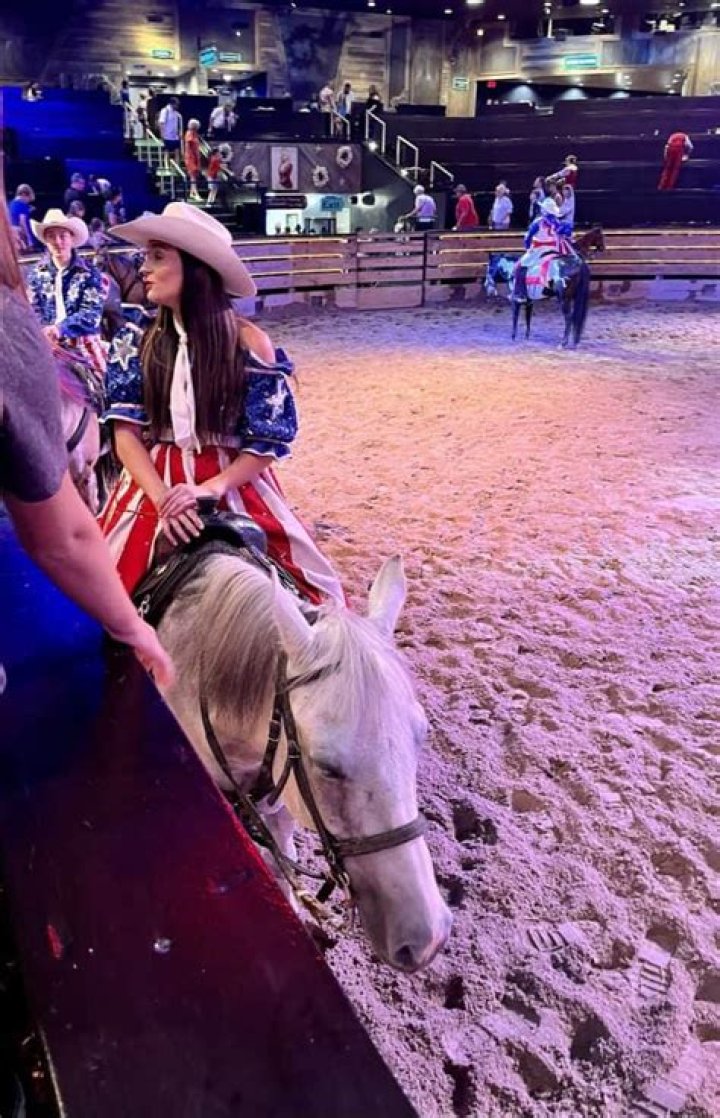 Can Dolly Parton ride horse?