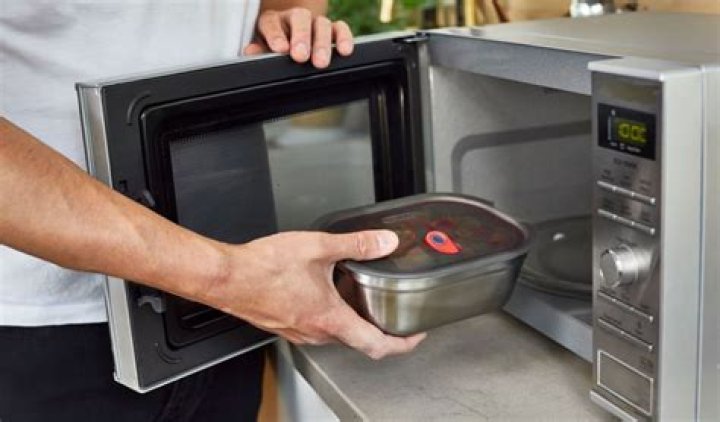 Can I put metal in a microwave kiln?