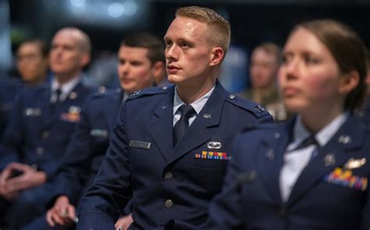 Can warrant officers fly in the Air Force?