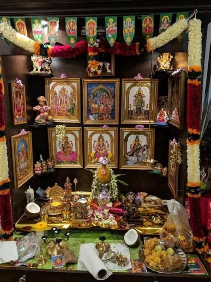 Can we keep Ganesh photo in bedroom?