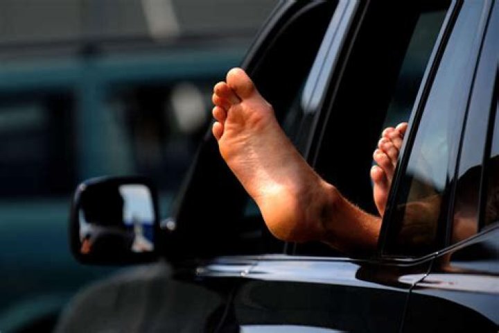 Can you drive barefoot in Texas?