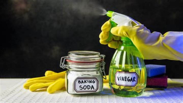 Can you mix baking soda and vinegar to clean?