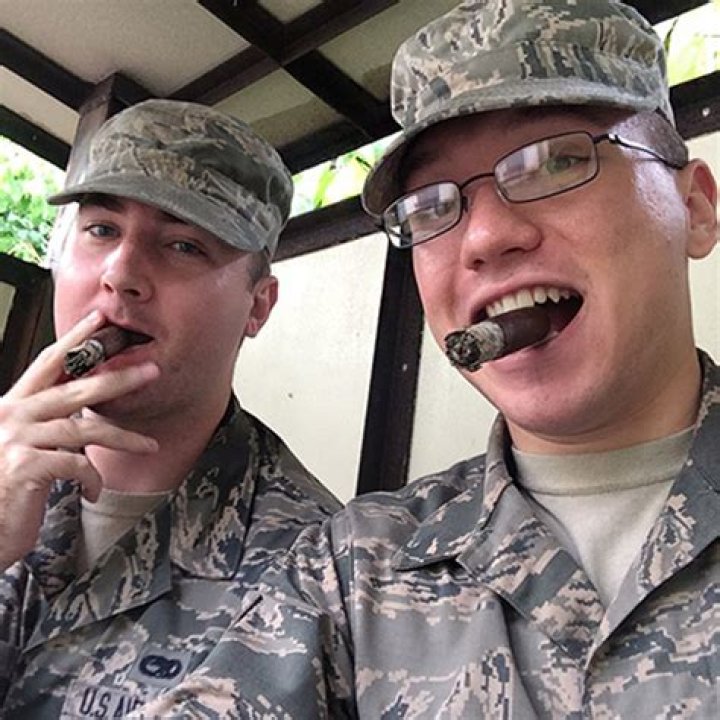 Can you smoke in uniform Army?