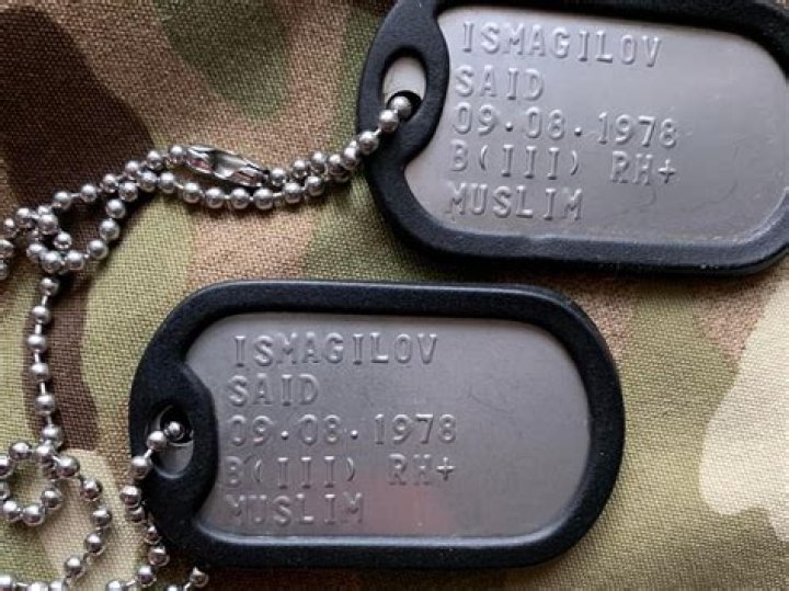 Do British soldiers wear dog tags?