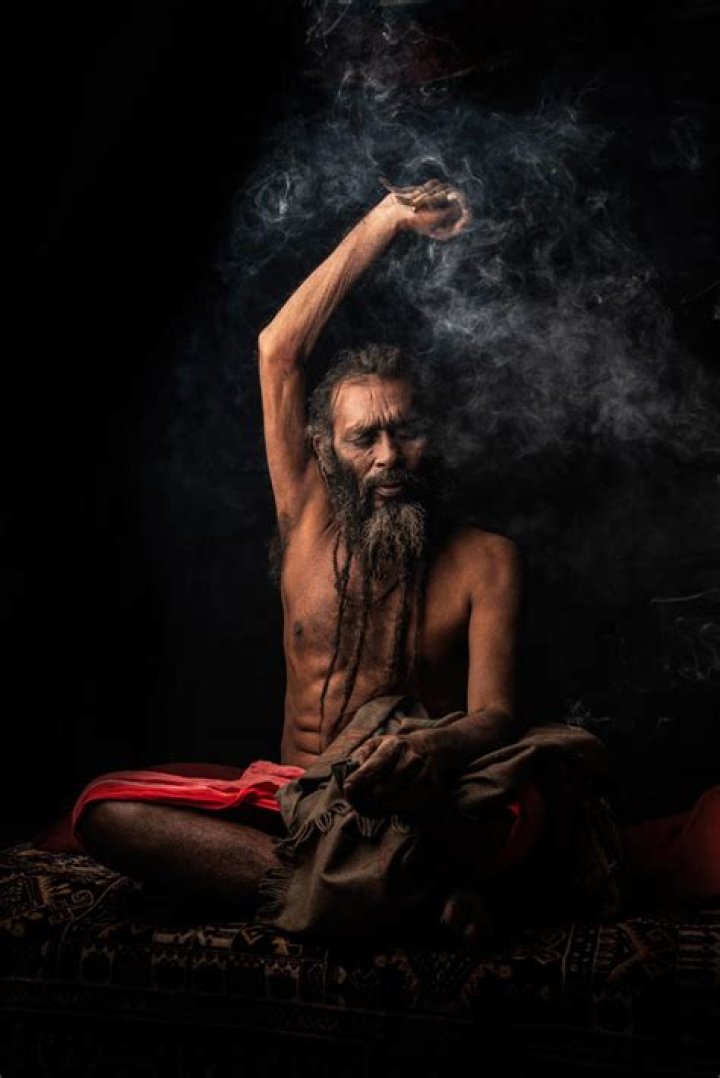 Do Naga sadhus smoke?
