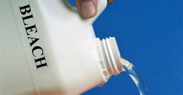 Does bleach unclog drains?