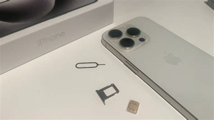Does iPhone store pictures on SIM?