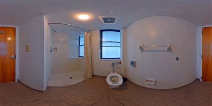 Does NYU gym shower?