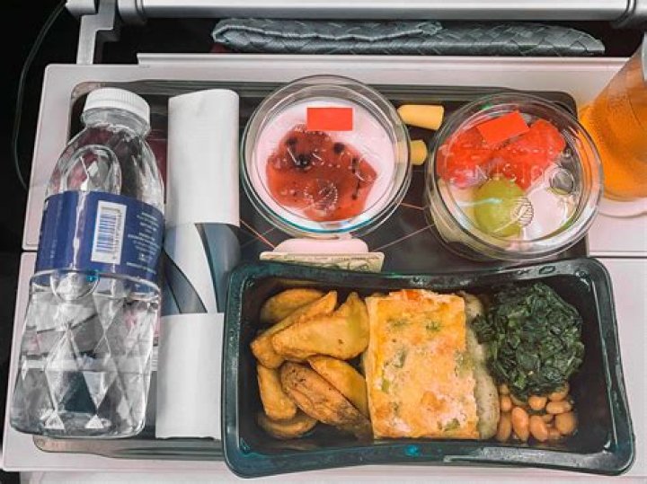 Does Qatar Airways serve free alcohol?