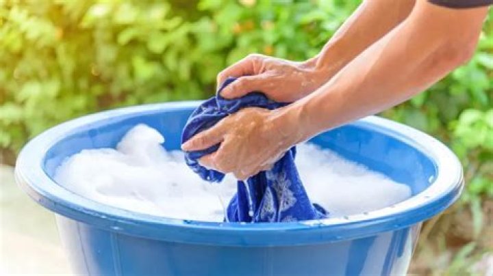 Does salt prevent clothes fading?