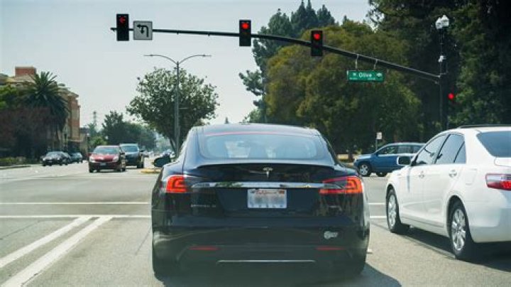 Does Tesla stop at red lights?