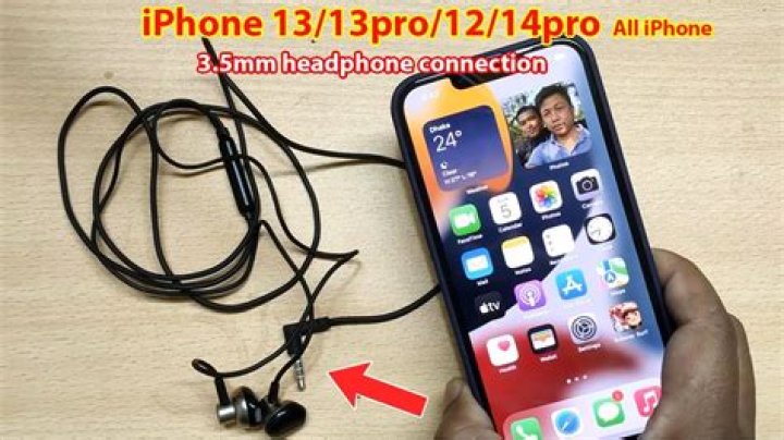 Does the iPhone 13 come with a headphone jack?