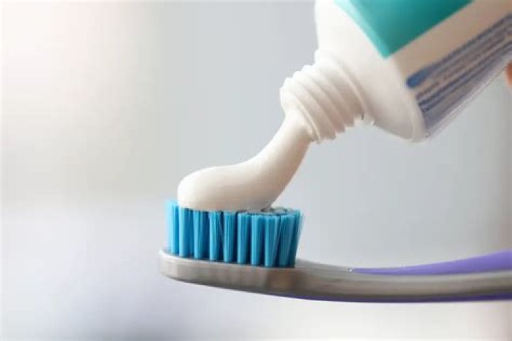 Does toothpaste help wasp stings?
