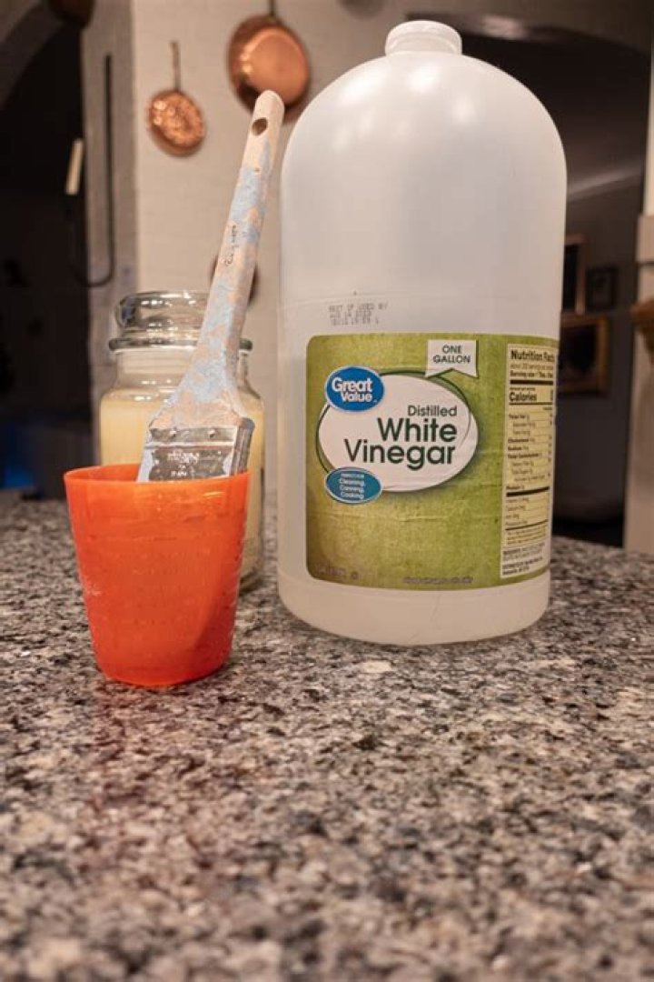 Does vinegar strip paint?