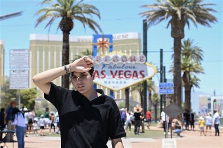 How do people survive heat in Las Vegas?