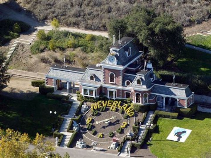 How far is Neverland from Los Angeles?