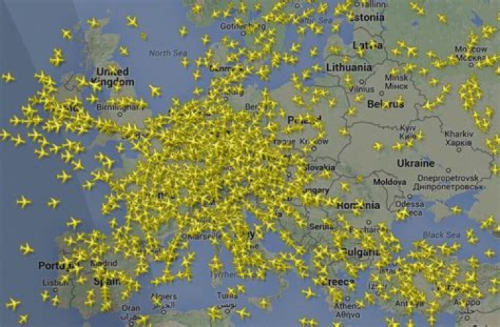 How many planes are flying right now?