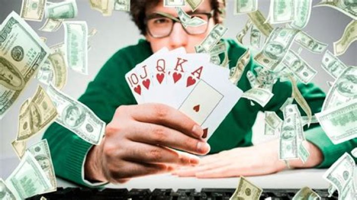 How much does the average gambler lose a year?
