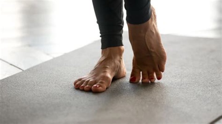 Is it better to walk barefoot or with socks?