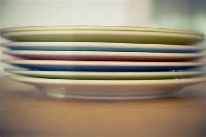 Is it rude to stack plates in Japan?