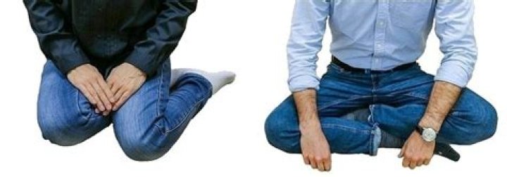 Is sitting cross-legged rude in Japan?