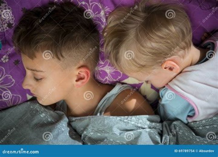 Should siblings sleep in the same bed?