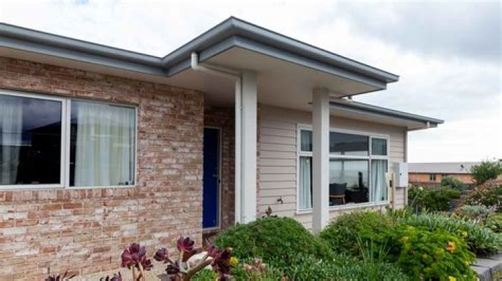 What are the disadvantages of a brick veneer home?