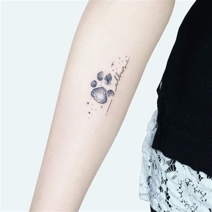 What does a cat paw print tattoo mean?