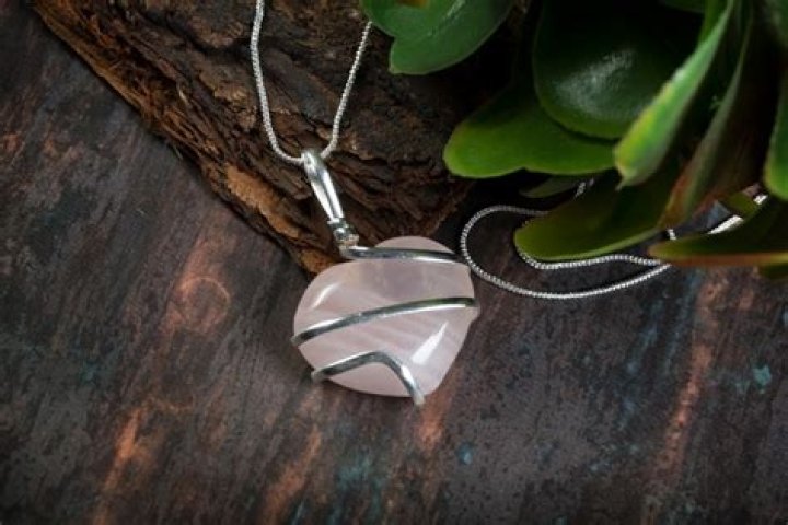 What happens if I wear a rose quartz necklace?