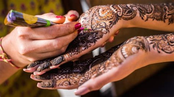 What should we apply after mehndi?