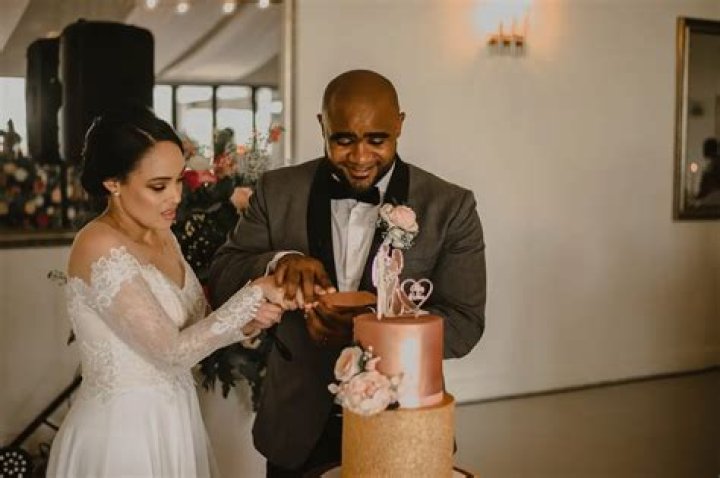 What time do you cut the cake at a wedding?