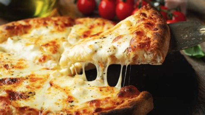 What type of cheese do Italians use on pizza?