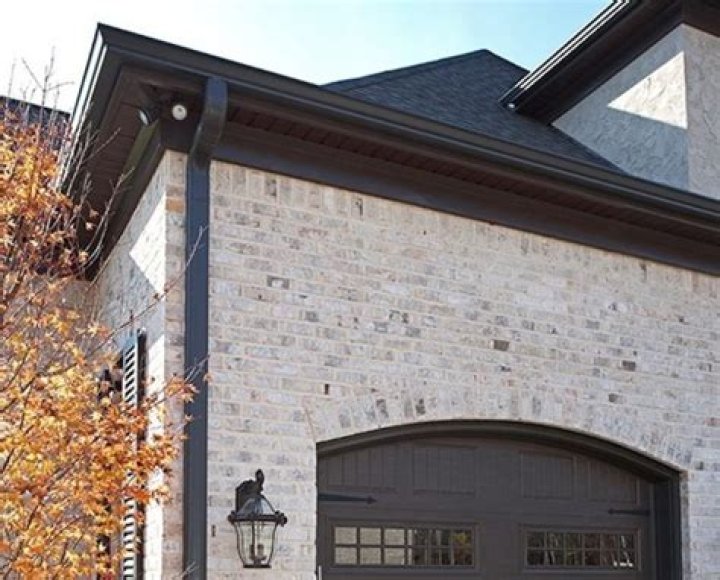 Which is better stucco or brick?