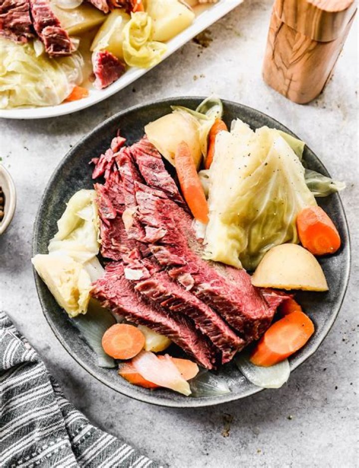Which is healthier roast beef or corned beef?