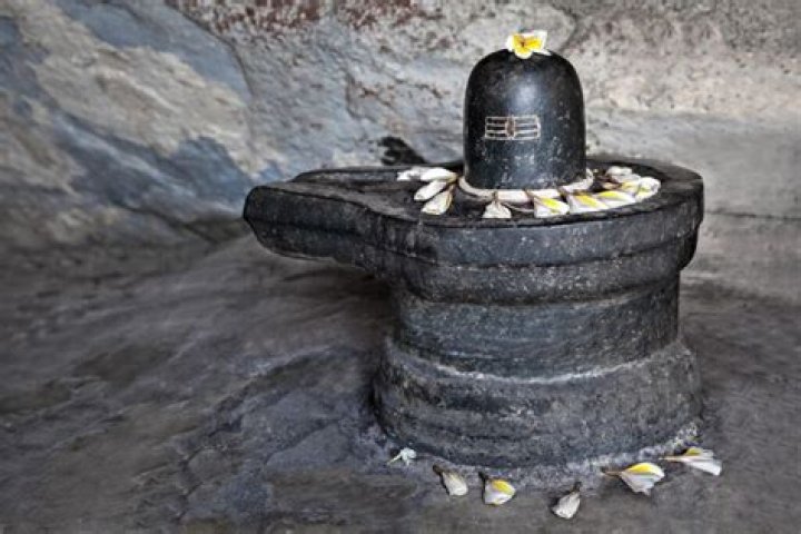 Which side Shivling should face?