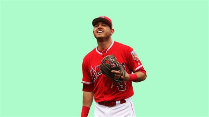 Who uses the smallest glove in MLB?