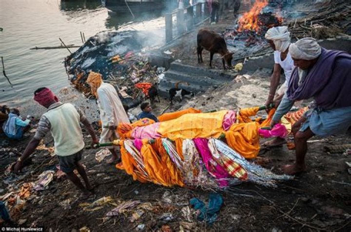 Why do Hindus bathe after a funeral?