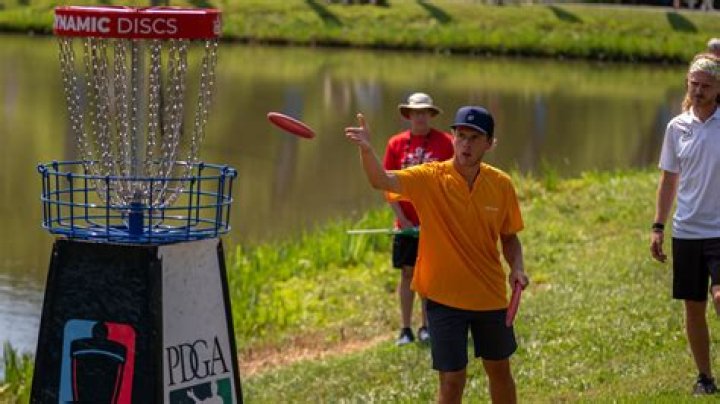 Why do pro disc golfers hold two putters?