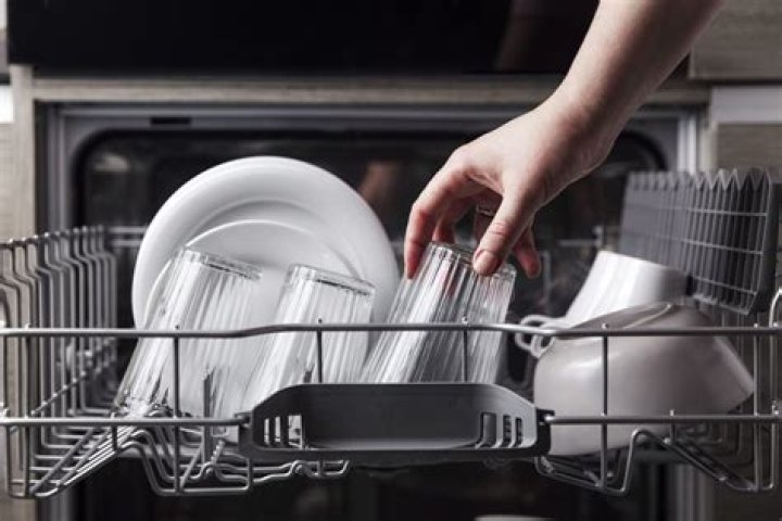 Why don t knives get clean in the dishwasher?