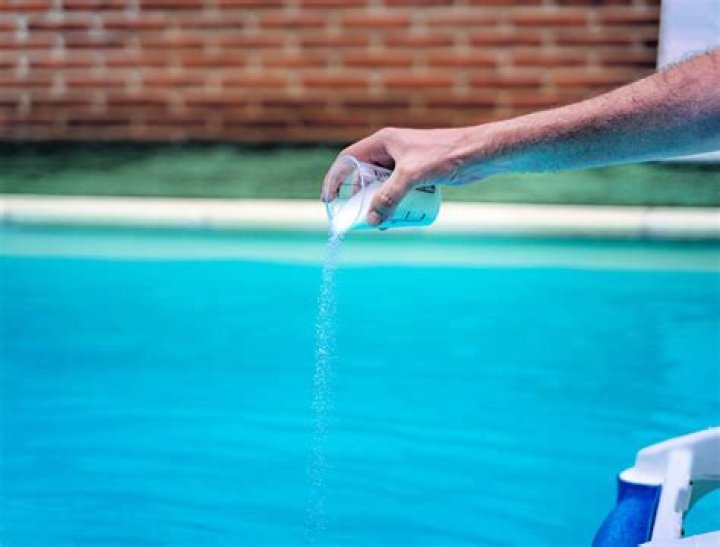 Will baking soda clean pool water?